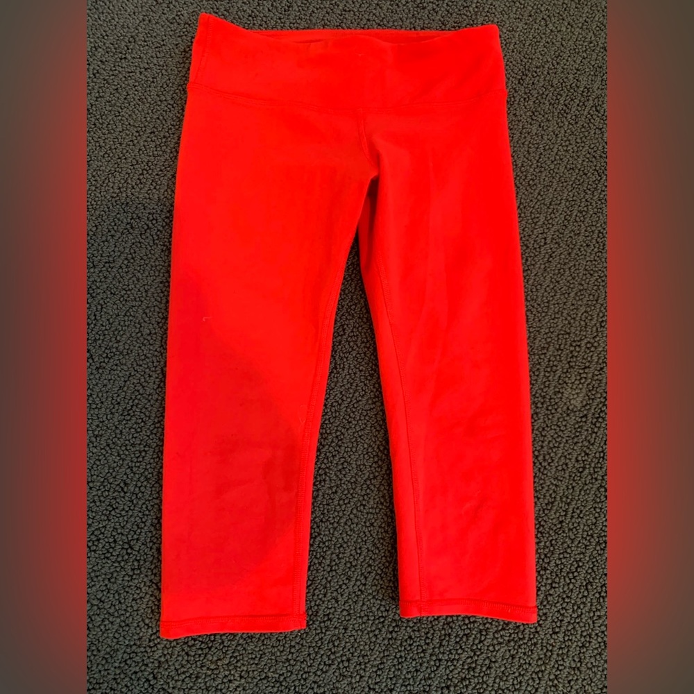 Alo Airbrushed Capri Leggings Red Size M